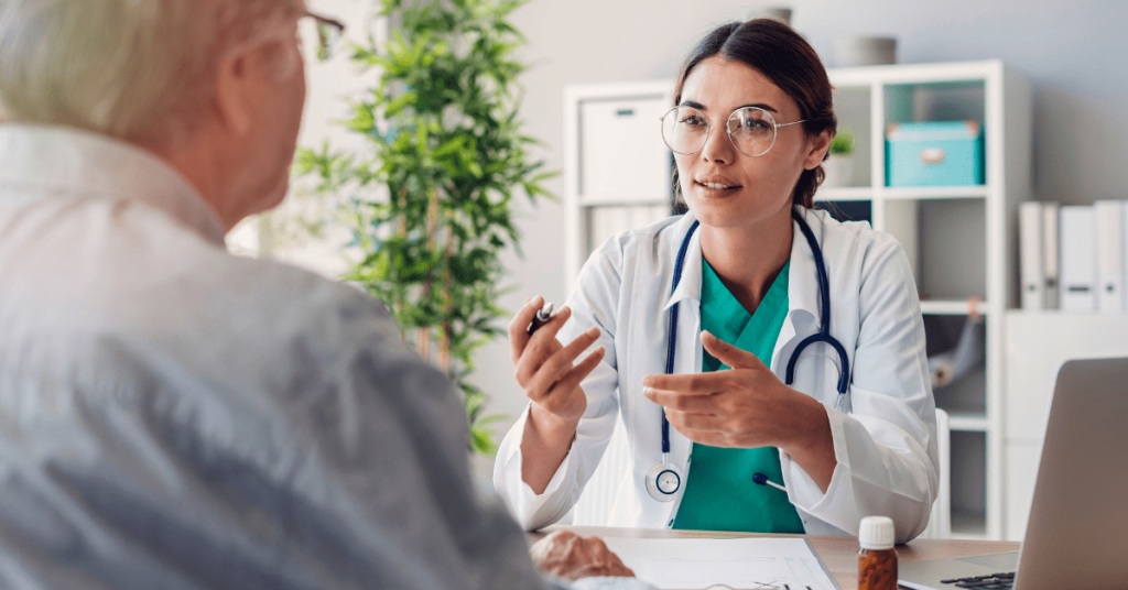 médica explicando medicação ao paciente