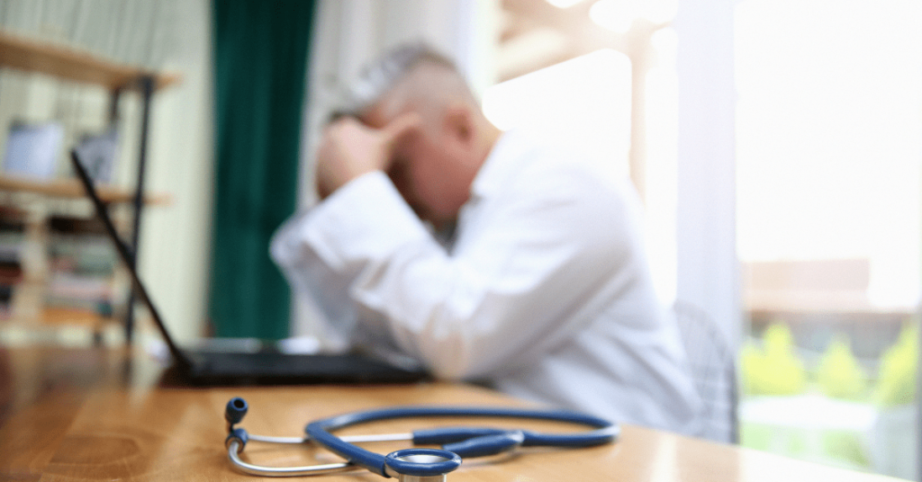 médico preocupado em não convencer paciente