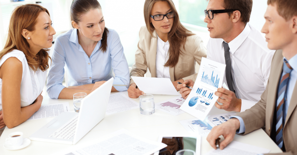 reunião de médicos numa sala